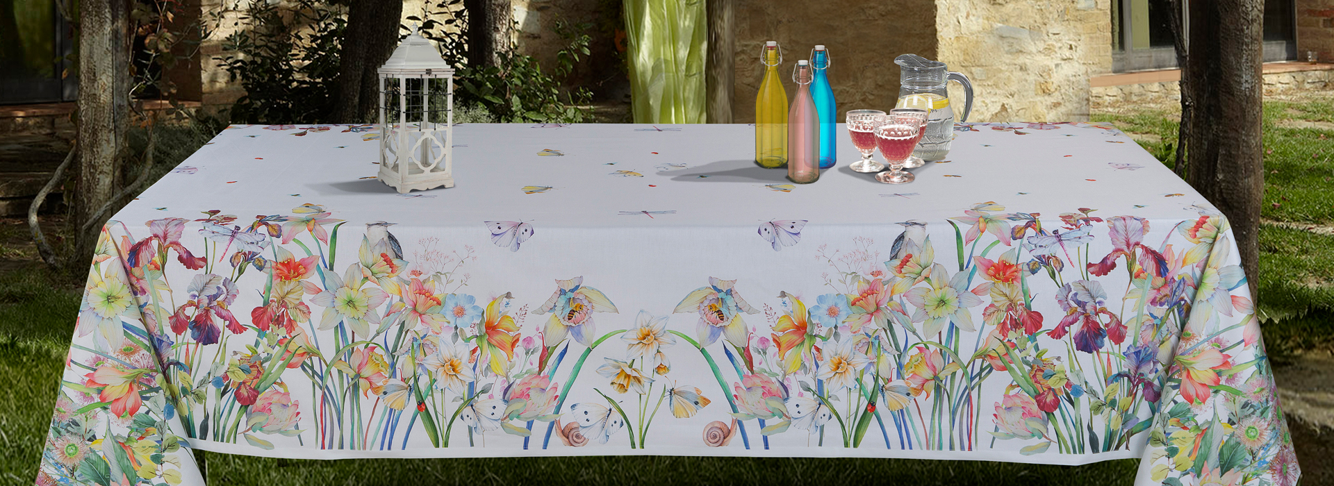 Cavalieri Spa - Set tavola, toile e accessori cucina. Tavola in giardino con toile bianca decorata con fantasia floreale.